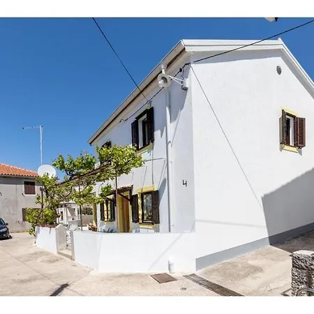 Tomislav Apartman *